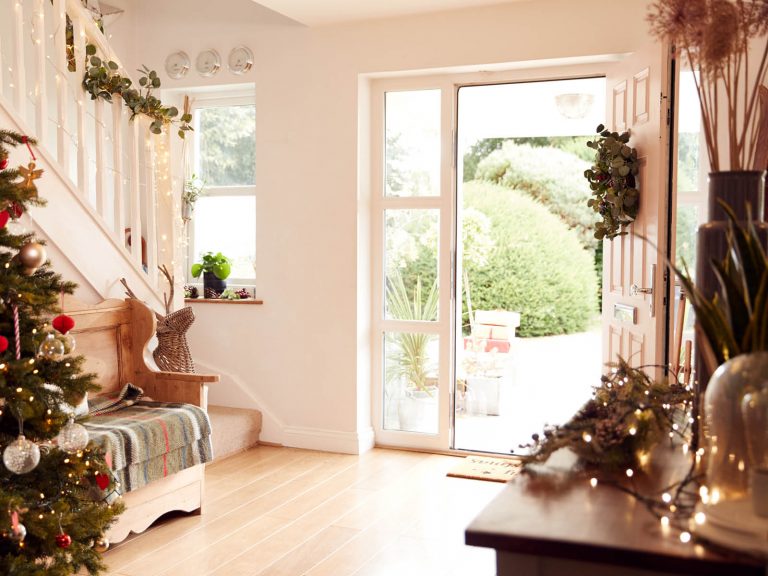 12 Holiday Entryway Ideas for a Festive Mudroom